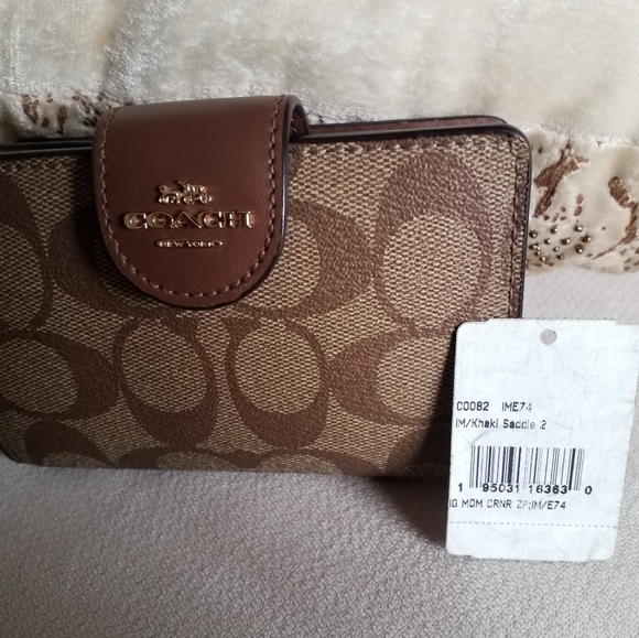 Coach Medium Corner Zip Wallet in Signature Canvas - Picture 4 of 5